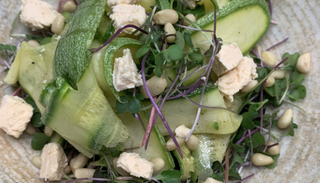 Ensalada calabacitas con mix de brotes